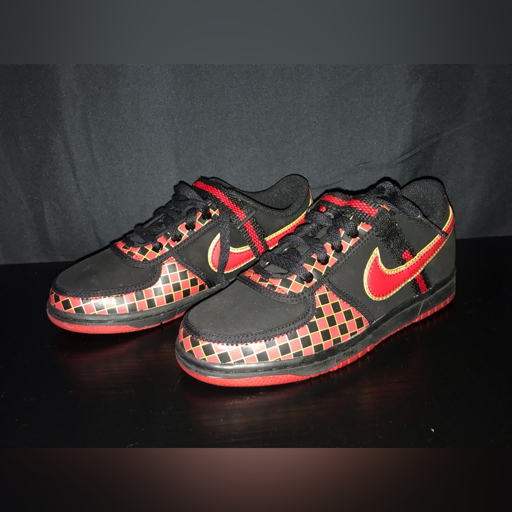NIKE SIZE 2Y RED AND BLACK AND GOLD NEW RARE VINTAGE SHOES FOR KIDS